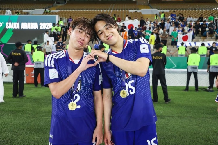 “呦” 哥们等你半天了！东契奇摆着姿势久久等待里夫斯拉钩回应