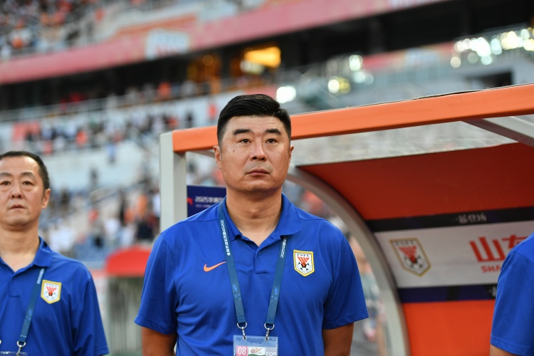 自己发动自己来帅！拉松抢断反击和队友打配合 自己完成空接暴扣